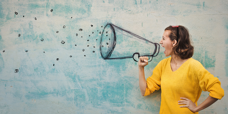 Frau mit Flüstertuete