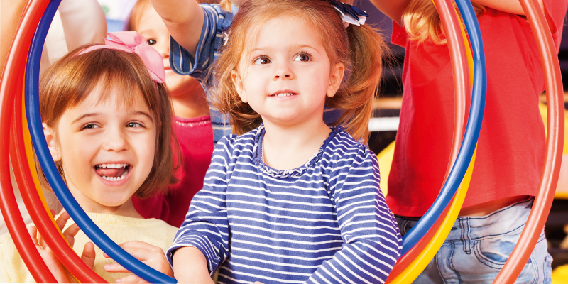 Turnstunde mit Gymnastikreifen