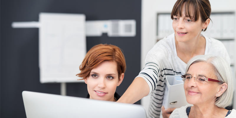 Erzieherinnen am Computer