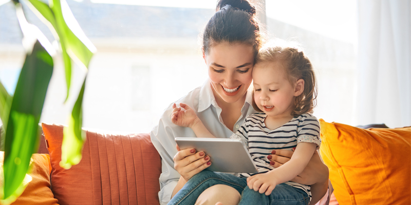 Frau mit Kind und Tablet