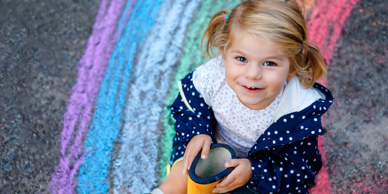Kind mit Regenbogen aus Kreise