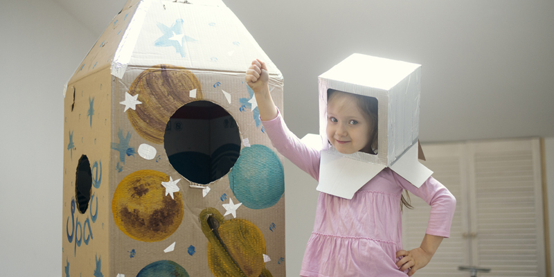 Kind mit gebastelter Rakete