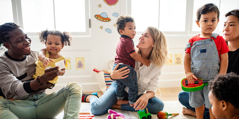 Eltern und Kinder spielen gemeinsam - Vorstellung des neues Familienbarometers