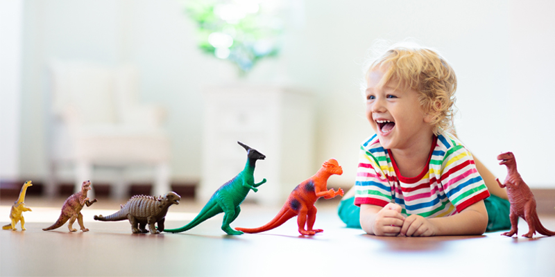 Kind mit Dinosauriern