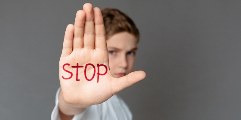 Junge mit Stopp-Zeichen