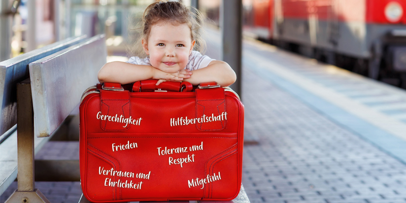 Mädchen mit Koffer und Werten der pädagogischen Arbeit