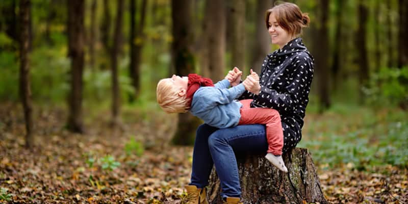 Tag des Baumes, Frau und Kind im Wald
