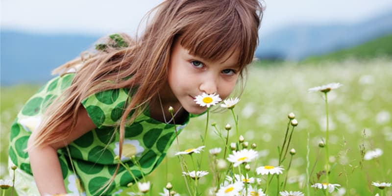 Fantasiereisen für Kinder, Mädchen auf Wiese