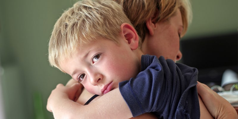 Mit Wut und Aggressionen in der Kita umgehen, trauriger Junge