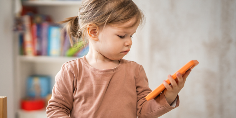 Total digital! Auch in der Kita? Mädchen mit Handy