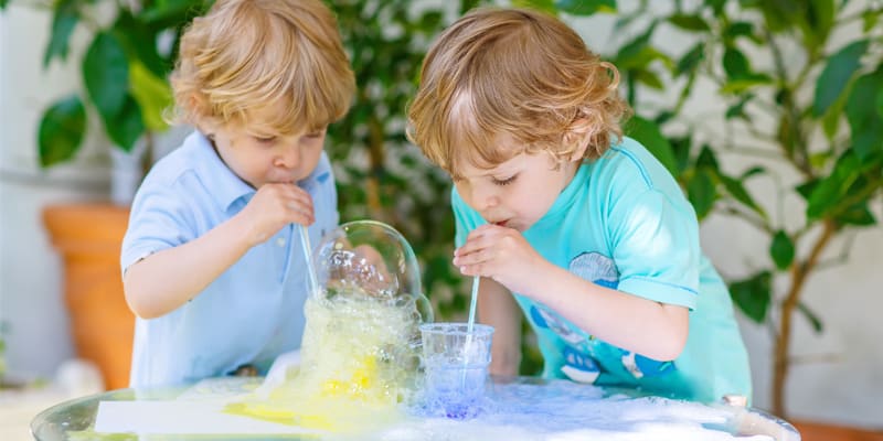 Was ist MINT? Zwei Jungen experimentieren