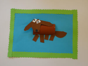 Kreativangebot: Hund aus Klopapierrolle mit Rahmen