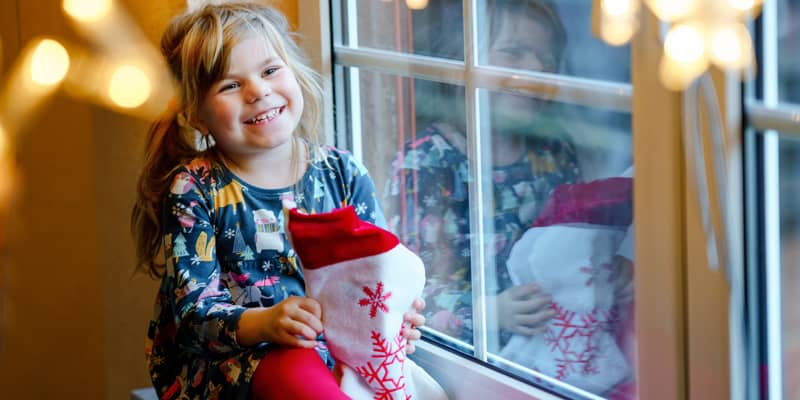 Kind mit Nikolaus-Stocking
