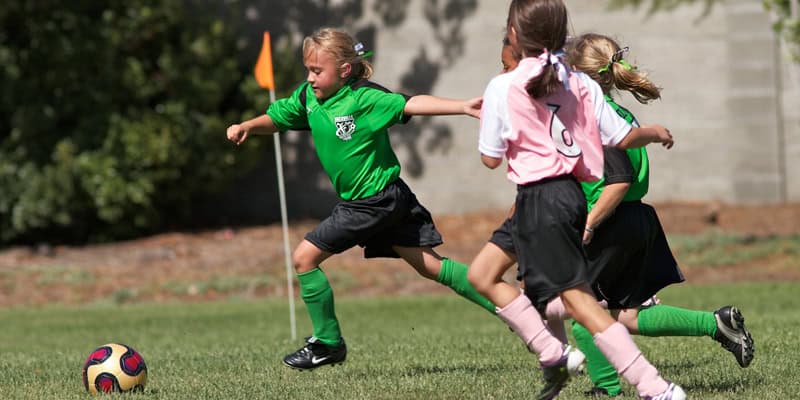 Fußball-EM im Kindergarten, Mädchen spielen Fußball