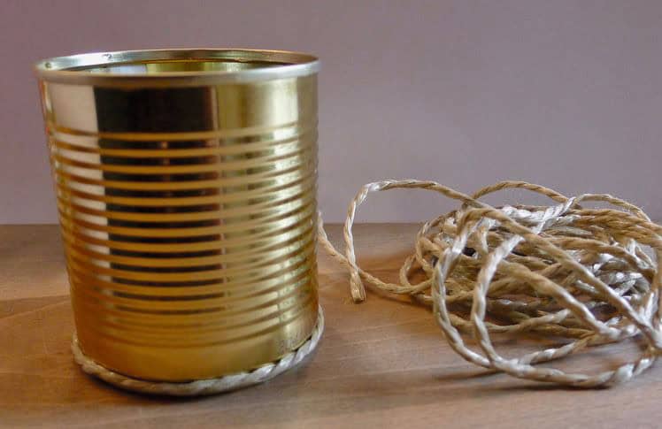 Blumenvase aus einer Konservendose