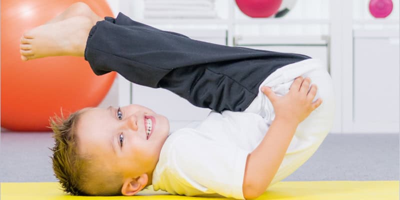 Bewegungsförderung im Kindergarten, Junge, der turnt