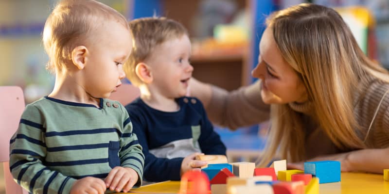 Erzieherin im Gespräch mit zwei Jungen