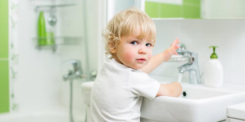 Brauchen wir Rituale im Krippen-Alltag? Kind wäscht sich die Hände