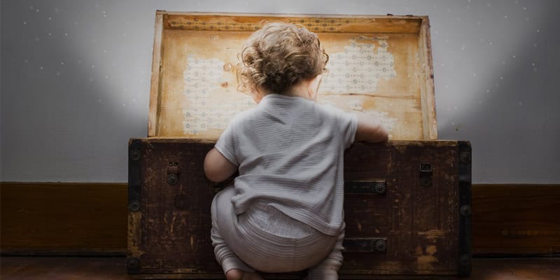 Kind guckt in Schatztruhe, Das letzte Kita-Jahr