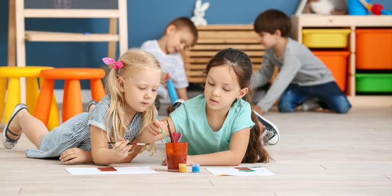 Das offene Konzept, Kinder malen in der Kita