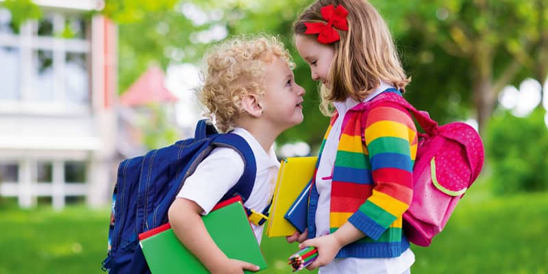 Das „richtige“ Vorschulprogramm für meine Kita!?, zwei Kinder mit Schulranzen
