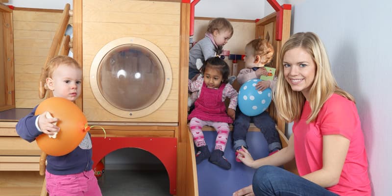 Der Eingewöhnungspoker in der Kita, Erzieherin mit Kleinkindern