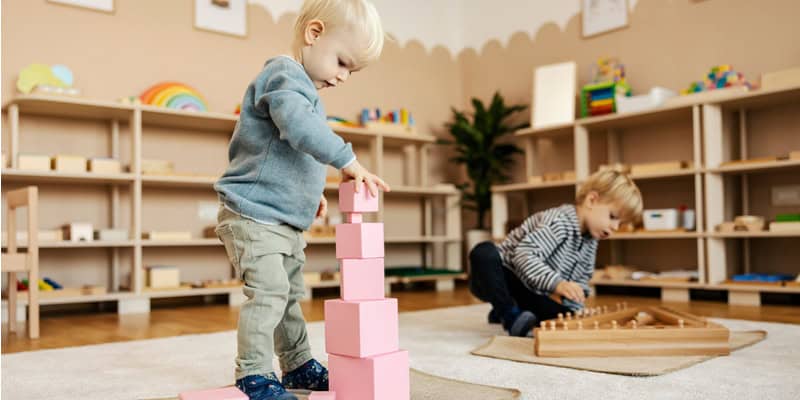 Der Raum als dritter Erzieher, zwei Jungen im Bauraum