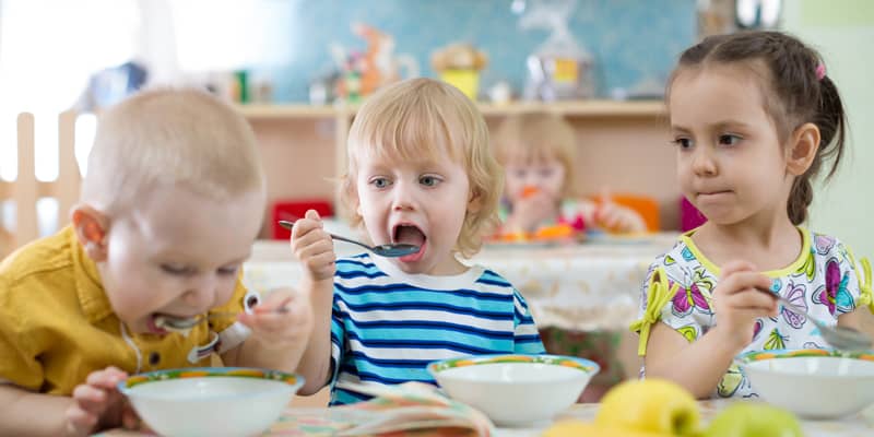 Die Autonomiephase in der Krippe, Kinder während des Essens