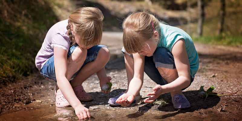 Die Bedeutung des Spiels, Kinder die eine Pfütze angucken