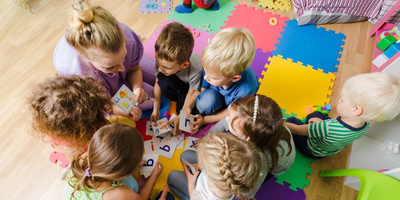 Kinder mit Fachkraft