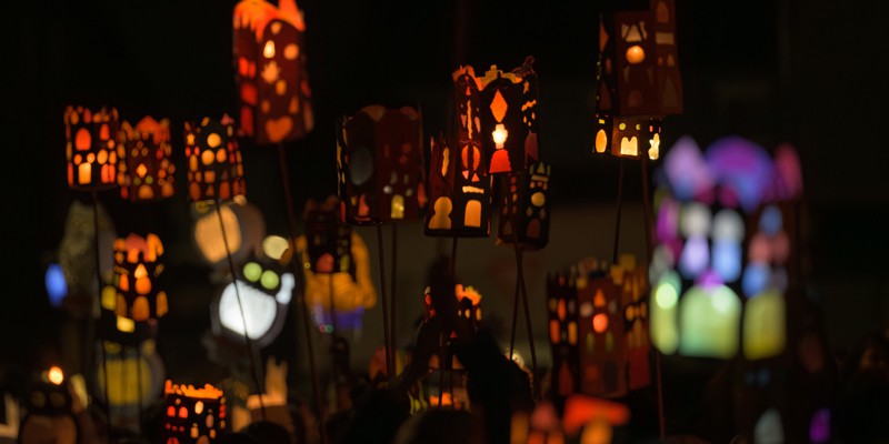 Viele selbstgebastelte, leuchtende Laternen im Dunkeln