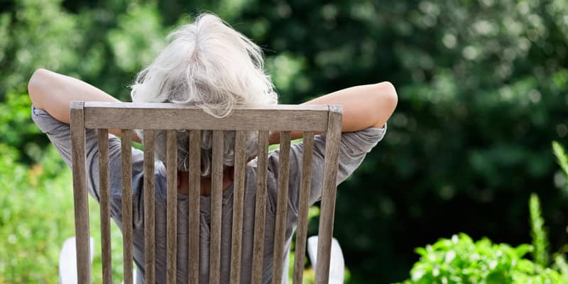 Endlich im Ruhestand. Ein Leben nach der Kita? Frau entspannt im Garten