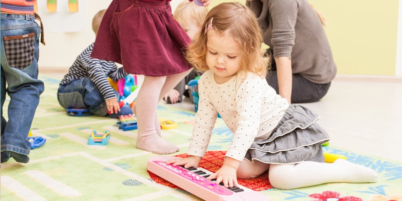 Mädchen macht Musik