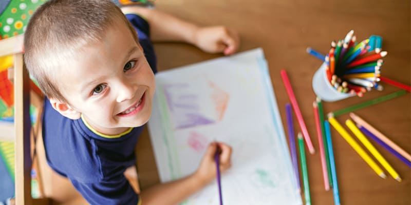 Feinmotorik von Kindern fördern, Junge, der malt