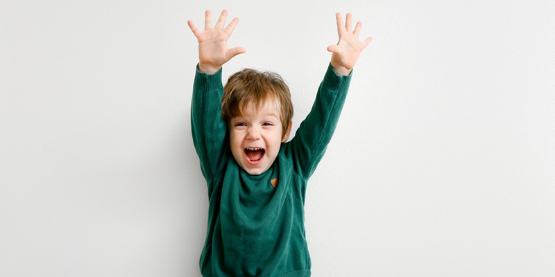 Fingerspiele für die Weihnachtszeit, Junge zeigt seine zehn Finger