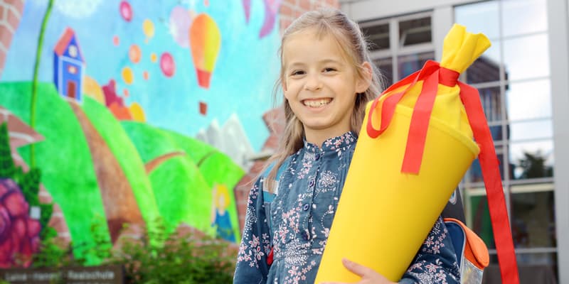 Früher einschulen oder doch lieber warten?, Mädchen mit Schultüte