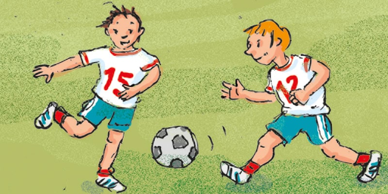 zwei Kinder spielen Fußball