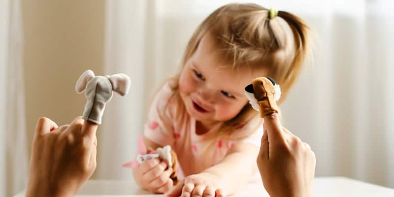 Geburtstag feiern in der Krippe, Mädchen und Fingerpuppen
