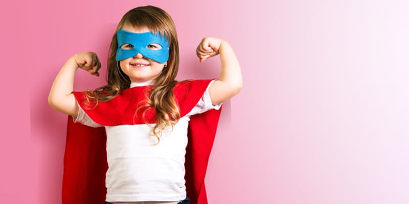 Ich-Stärke für einen guten Start in der Schule, Mädchen als Superwoman verkleidet