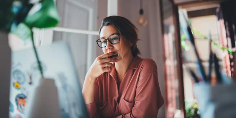 Ideensammlung 2.0: Clever mit Padlet, Frau am Computer