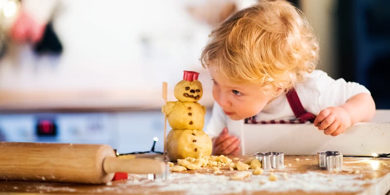 Junge, der Plätzchen backt