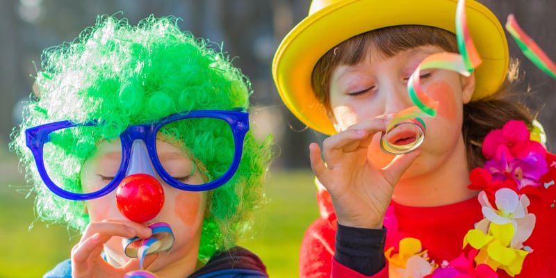 Karneval im Kindergarten, zwei kinder als Clowns verkleidet