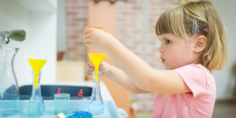 Kinder lernen durch Forschen und Entdecken, Mädchen experimentiert