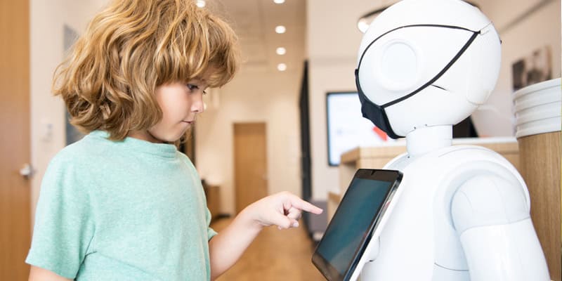 Wo soll das noch hinführen? Kita digital 2040, Kind mit Roboter