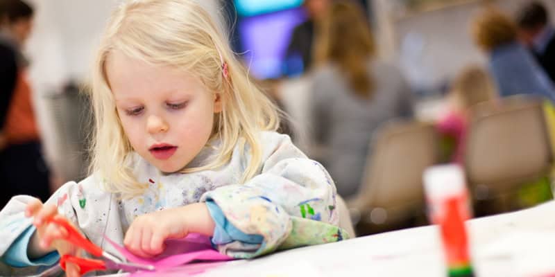 Meine Zeit als Vorschulkind, Mädchen bastelt