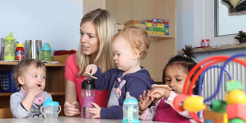 Ohne Inklusionskräfte geht es nicht!, Erzieherin mit Kind