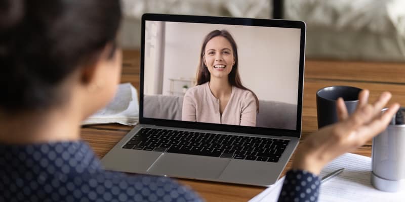 Online-Coaching auch in der Kita? Gespräch am Laptop