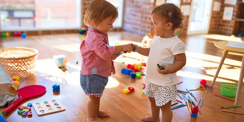 Ordnung muss sein! Auch in der Krippe?, zwei Kinder mit Spielzeug