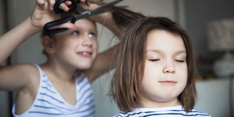 zwei Mädchen schneiden sich die Haare