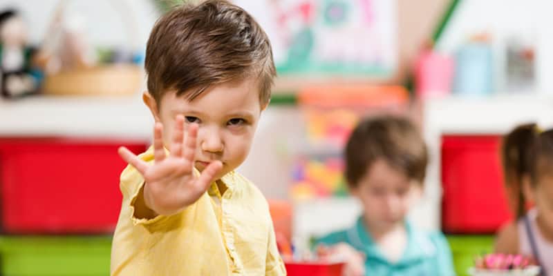 Positive Kommunikation und ihre Grenzen, Junge zeigt Hand